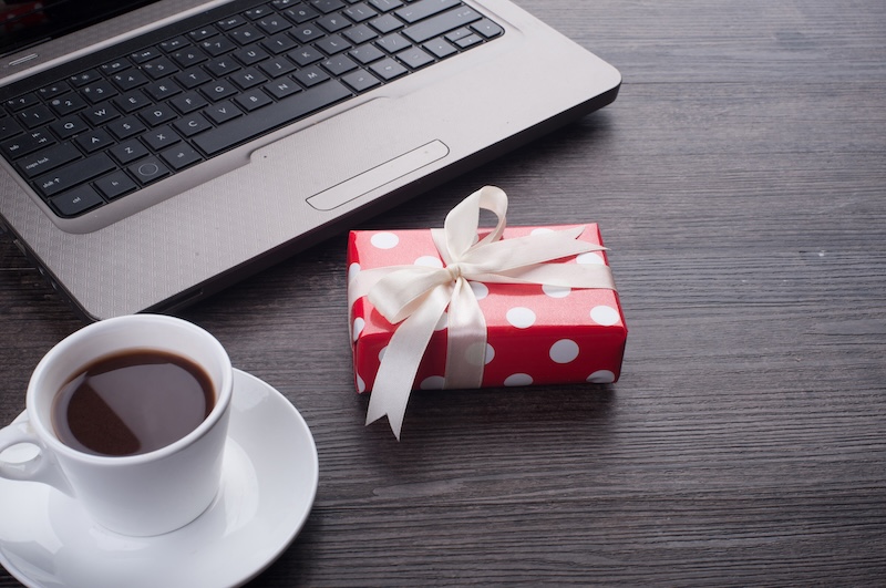 Inslaget paket intill laptop