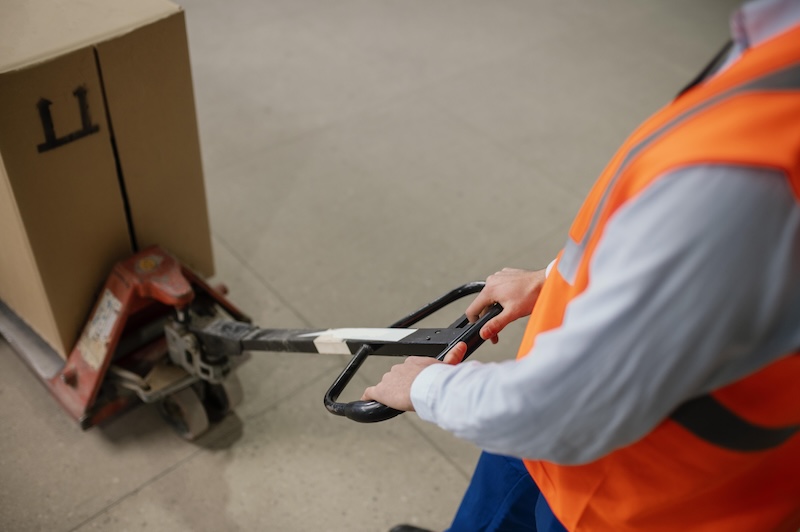 Man som använder liftkärra