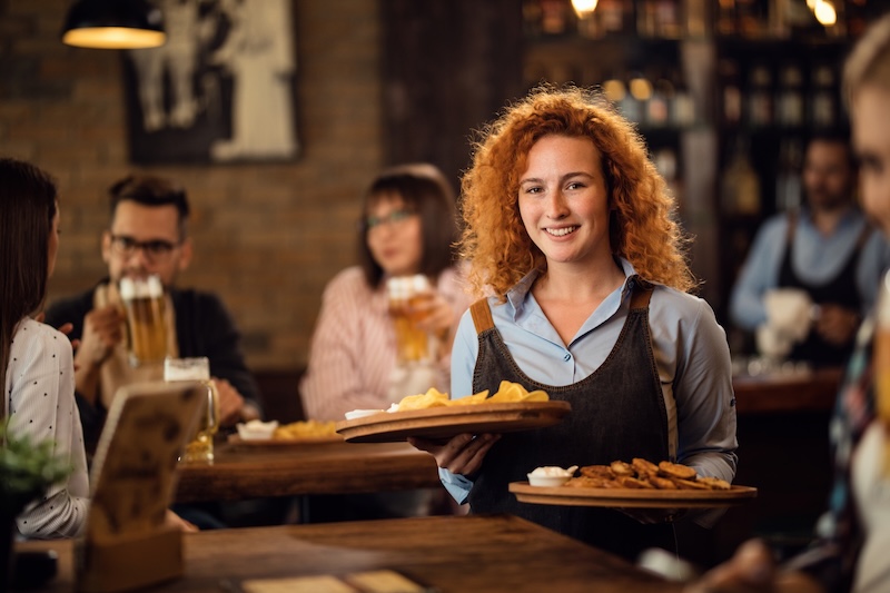 Restaurang med personal och gäster
