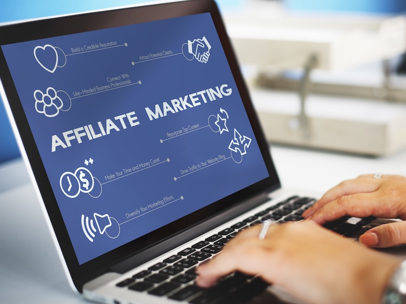 Affiliatemarknadsföring på laptop